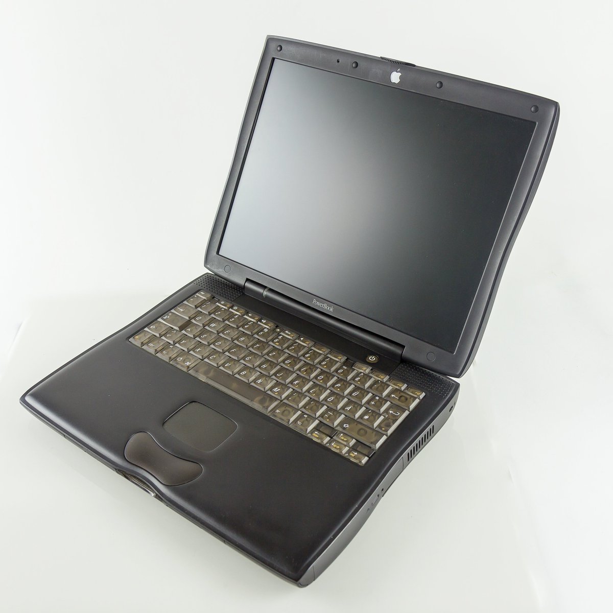 mavenrmedia's tweet image. 6) Apple PowerBook G3, 1998

Apple dazzled again with the #PowerBookG3. A whopping 32MB RAM, G3 processor, and curves that made tech enthusiasts swoon. Apple was sending a clear message: power and style aren&apos;t mutually exclusive. A landmark in laptop aesthetics.