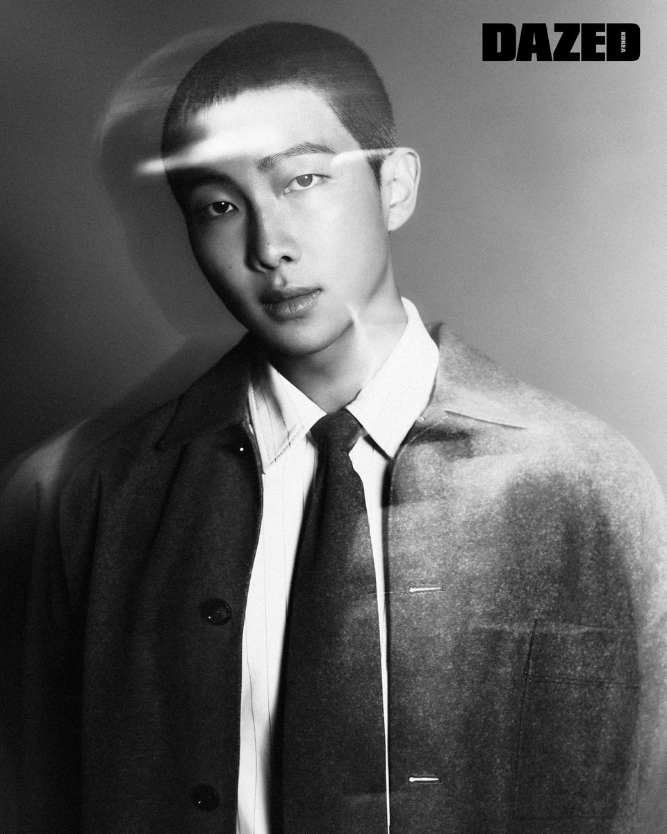 portalKNJ's tweet photo. RM sobre quue emoções sente quando olha para as pinturas de Yun Hyong-keun, um dos seus pintores favoritos — Dazed Korea.

"O Sr. Yun ainda está respirando ao lado da minha cama, no meu escritório, na cozinha e na entrada da minha casa. Quando estou diante dele, minhas preocupações e os altos e baixos da minha vida parecem nada. Acho que ele ensina de muito perto e, às vezes, de muito longe.
Mesmo que ele não esteja aqui agora, ainda sinto que estou aprendendo e crescendo com ele."

Nota: Namjoon gosta tanto do artista que ele virou música em seu álbum 'Indigo', a música se inicia com a voz de Yun falando sobre a visão de Platão sobre a humanidade e Namjoon cantando "Eu quero ser humano antes de fazer alguma arte".