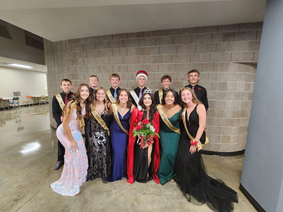 SaraGudahl's tweet photo. Fairmont's Homecoming Court 👑 https://t.co/ot7uWyll4g