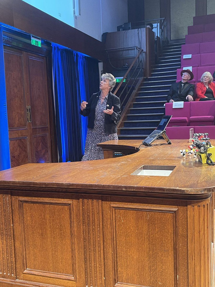 “#Chemistry today doesn’t work in isolation - we work across disciplines.” Gill Reid, @RoySocChem The power of #collaboration to change the world. @Ri_Science #discourse #lecture