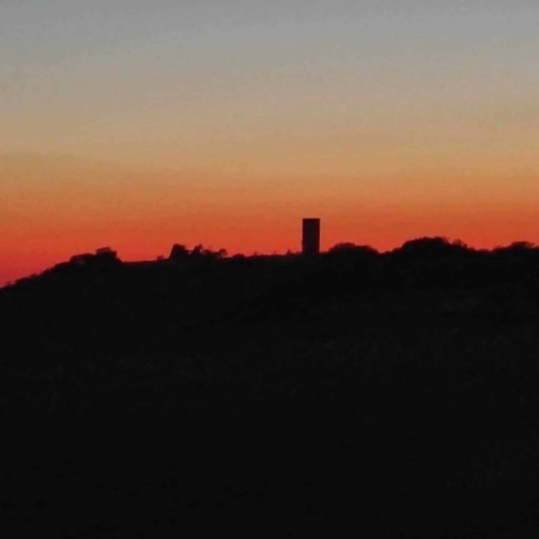 Cal_Canela's tweet photo. 🧡 La silueta del Pilar cap a ponent i la lluna plena cap a llevant 🌕

Totalment sense filtres. Quina meravella, màgia pura! ✨

#postadesol #sortidadelluna #aramateix #calcanela #almenaraalta  #urgell #catalunyainterior #somdeloest #ponent #pilardalmenara https://t.co/xveKRKivdW