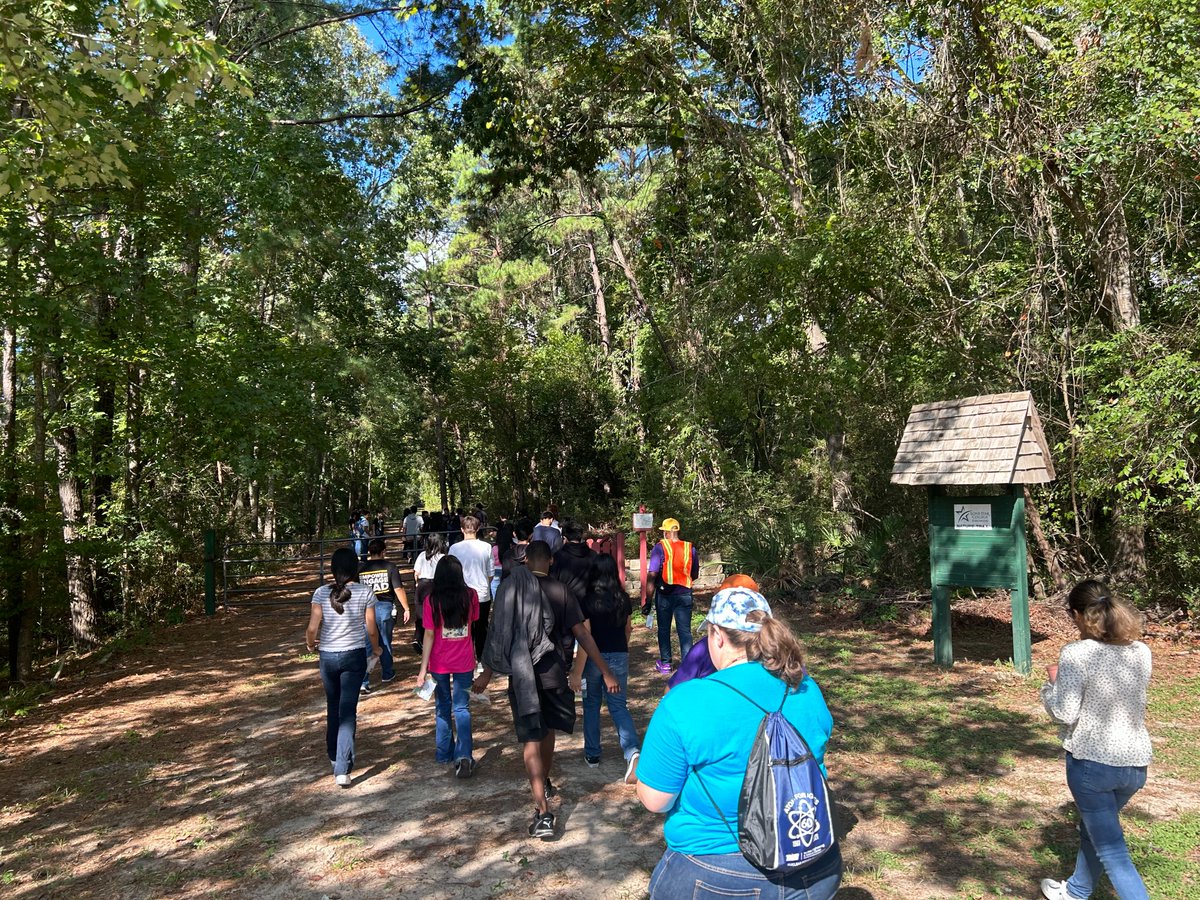 AISD_MSScience's tweet image. Thanks @LSC_Kingwood, Dr. Shmaefsy and Lisa with @CELFeducation for cohosting our 7th and 8th grade Science GT ss from @LewisMS_AISD . Ss observed the environment and even left with an investigative tool. Special thanks to President Dr. M. GonzaleZ for sharing your story with us!