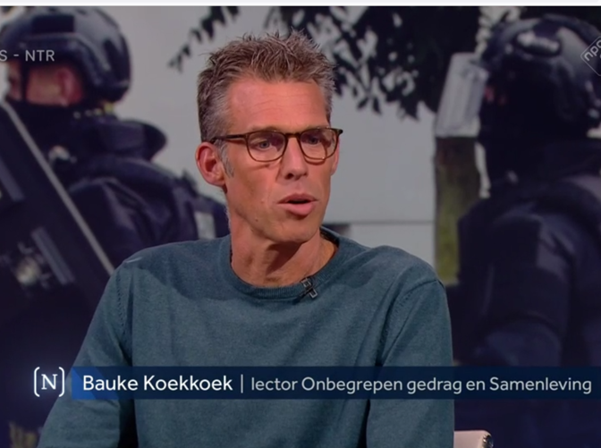 Bij #nieuwsuur Bauke Koekkoek, lector Onbegrepen gedrag en Samenleving.

#aptoniem <a href="/aptoniem/">aptoniem</a> #schietpartij Fouad L. #Rotterdam