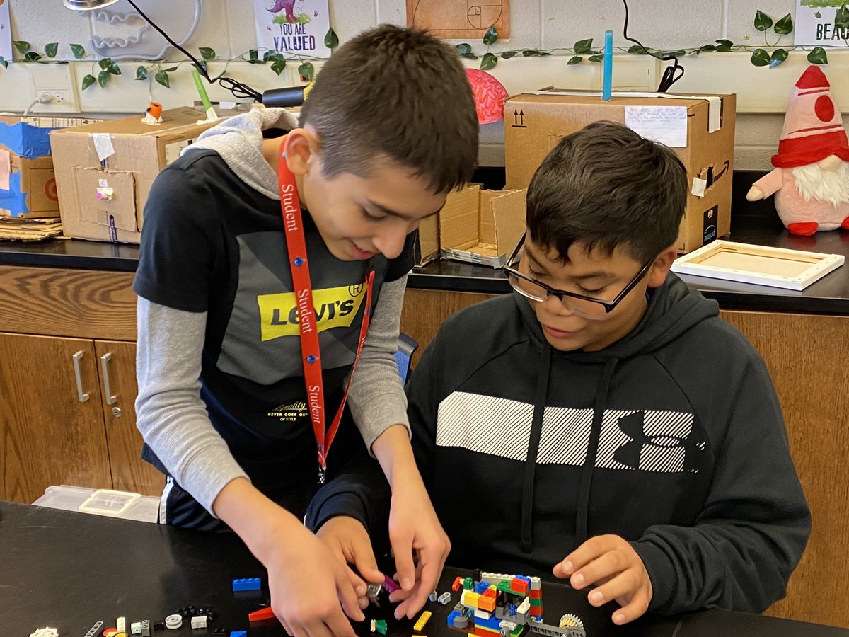 LippertJennifer's tweet photo. MSN Ss collaborating, creating, and applying their engineering skills at Lego League with Miss Jiron  @JironandCosmo. Enthusiastic, energetic, packed house! #Empower95 https://t.co/JCWU5B1pyL