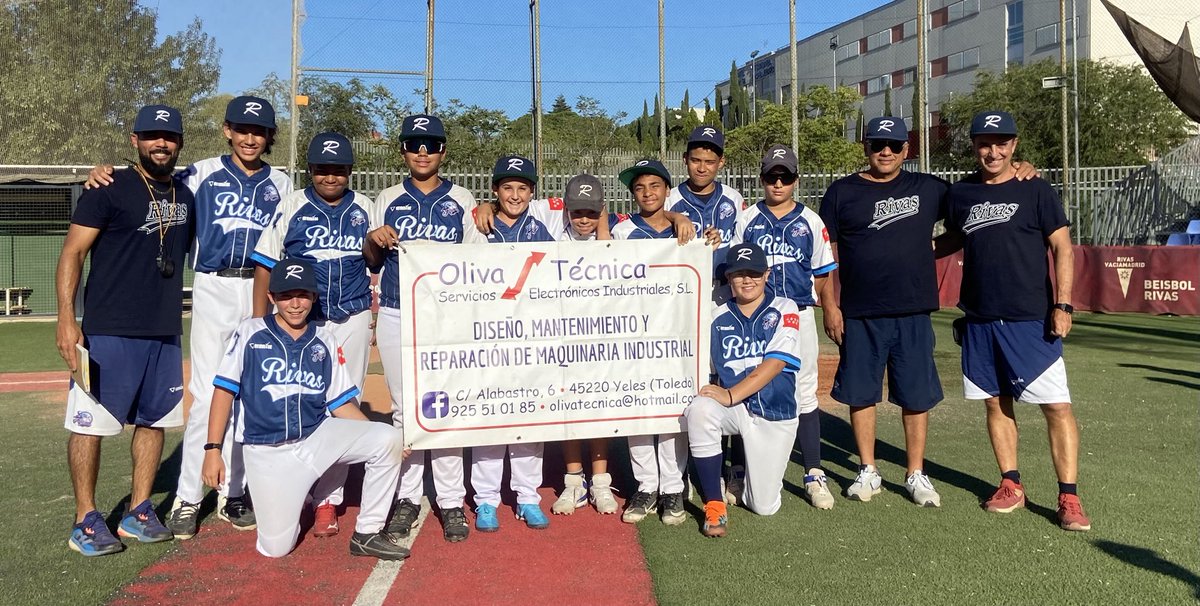 Nuestros chavales sub13 con Edel, Kike y Luis Oliva, este ultimo, responsable de OLIVA TECNICA, patrocinador del viaje a Barcelona en el campeonato de España que se disputo la semana pasada.