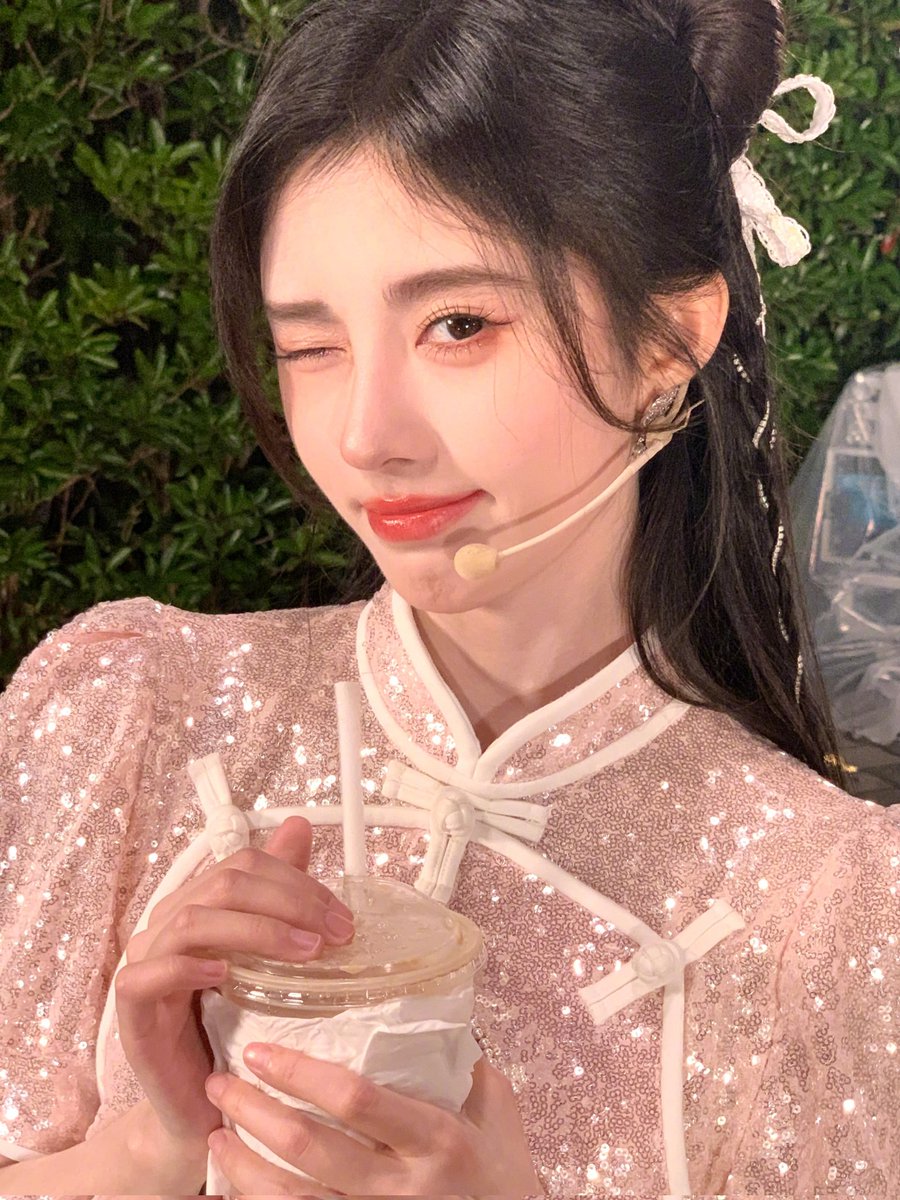 三种不同风格的鞠妈三倍快乐😍 节日快乐哦 https://t.co/9Pr44vr1rZ