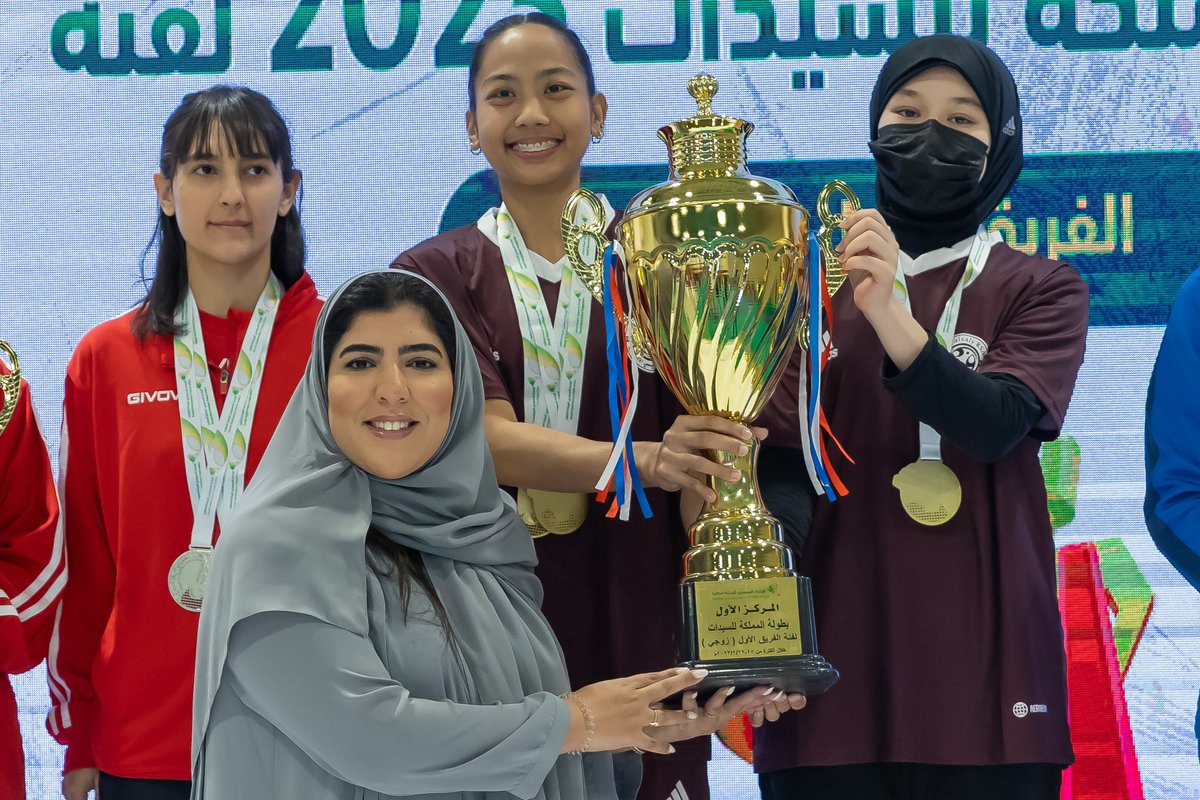 badminton_ksa's tweet photo. 📸
توج نائب رئيس الاتحاد الأستاذة/ مي الرشيد بحضور عضوي مجلس الإدارة الأستاذ/ عبدالكريم الربيعة والدكتور/ عبدالرحمن الشبيب والمدير التنفيذي للاتحاد الأستاذ/ يزيد المسعود الفائزات في بطولة المملكة للسيدات لفئة الفريق الأول - زوجي- وجاءت النتائج على النحو التالي:
🥇 نادي الفيصلي أريال بينافلور  وهتون تركستاني @AlFaisaly 
🥈نادي الرياض هيا المدرع وزينب المسلم @AlRiyadhFC   
🥉نادي الهلال  رنا أبو حربش  ورهف المبدل @Alhilal_SG 
ألف مبرووووك للبطلات 🤩🏆🏸🇸🇦