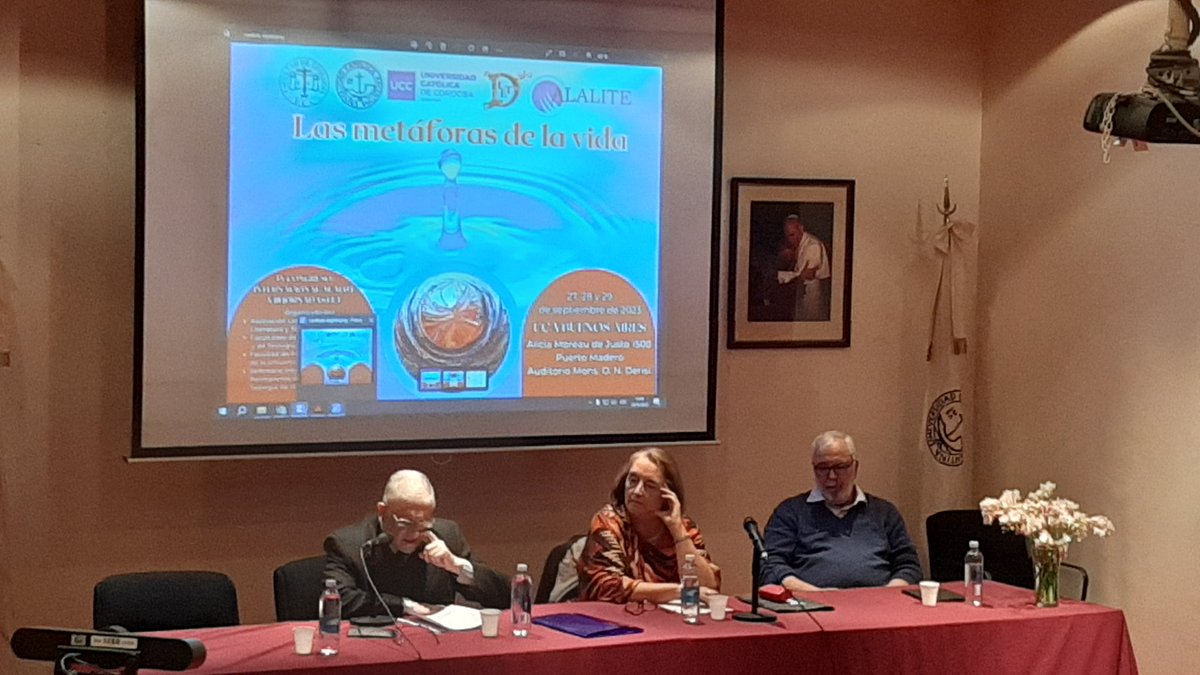 LetViio's tweet photo. 🌱LAS METÁFORAS DE LA VIDA💧
Presentación de revistas
METAXY, de la Unisersidad de Perugia, presenta el Dr. Javier González y Massimiliano Marianelli https://t.co/bgLNH6pOVP
