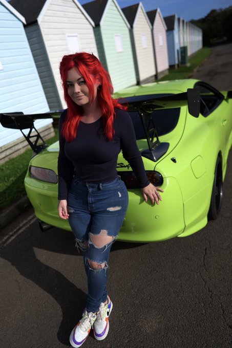 I&rsquo;m fully clothed so this will only get 2 likes but look how pretty the green is against the red hair