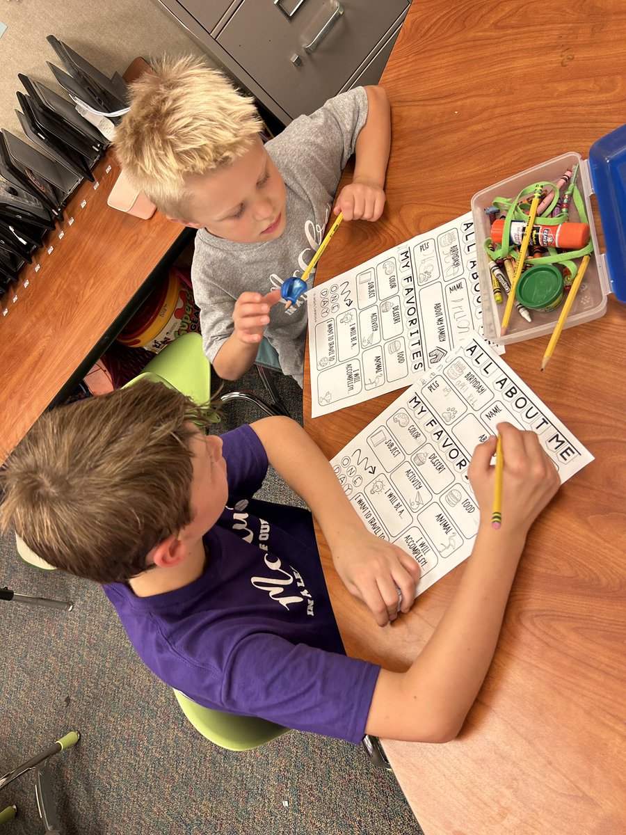 MrsLydonsClass's tweet photo. First time meeting our 5th grade buddies 🥰🥰 #McClureMarshals @McClureKinder https://t.co/98NNJxuXWl