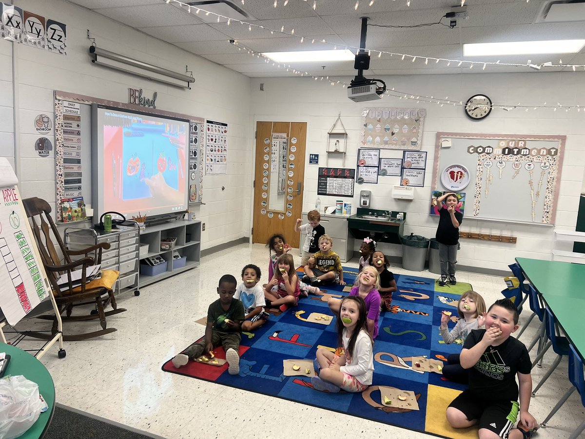Our kindergarteners wrapped up apple week with apple stamping  <a href="/RandaKiser/">Randa Kiser</a> 🍏🍎🎨