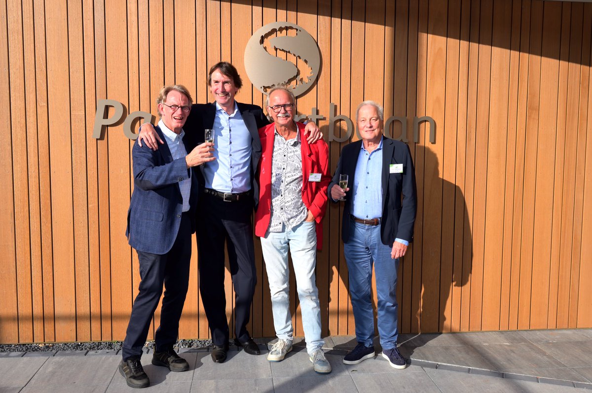 Opening van ons nieuwe clubhuis  #ParkStartbaan door wethouder Herbert Raat. Trots op ons ontwerpteam, bouwteam en communicatie team. ‘We did it”
#designing #interiordesign #exteriordesign #branding #bronze #ProudMoment