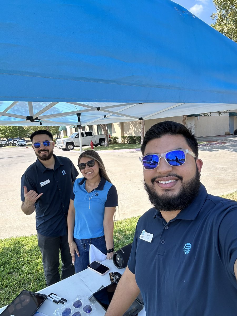 AlejandroZ5816's tweet photo. Yesica, Marcos, and Javier from West Irving are outside the four walls informing customers AT&amp;T Fiber is available! Sign up today!! #FiberEvent #ATTFiber #LifeAtATT #ATTWestIrving @dbustamante1210 @fifthnorth @RomeoVMendez @jv4101 @KarenSRivas_ @NTX_Anuksha @NtxFiberteam
@ATT https://t.co/S7oz1Xgi8u