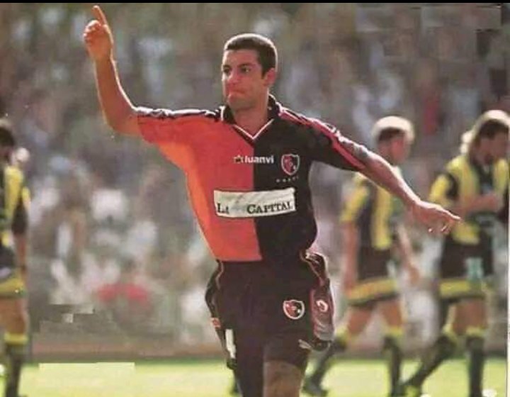 Elbebo_'s tweet photo. Dale me gusta a este Robocop Ferni Crosa de la suerte para que mañana la Lepra deje la vida en el norte de la ciudad  #Newells #nob #canob #leproso #retro https://t.co/XbV4xmd46F