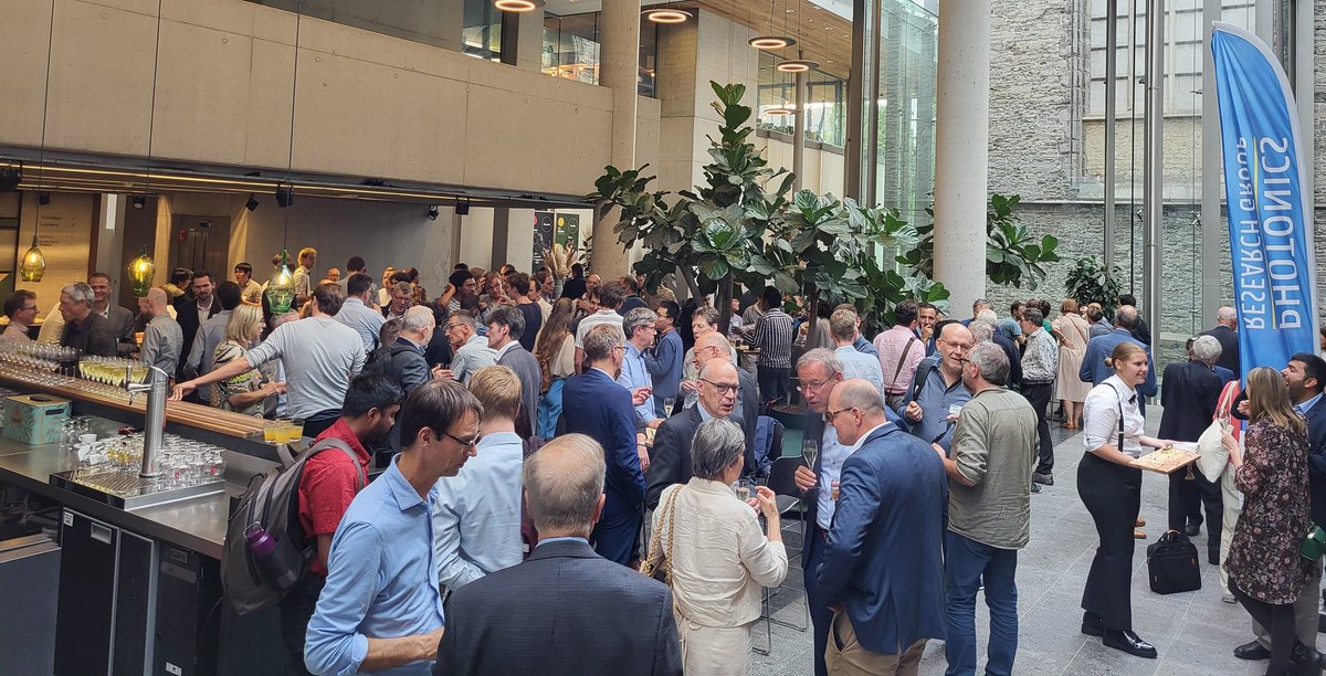 The #LightAndEnlightenment Sym-Posium (“Drinking Together”) is true to its name. After being shaken and stirred by the challenges for tomorrow, we have our hopes high and everyone is getting together for a convivial drink. @PhotonicsUGent @ugent @imec_int