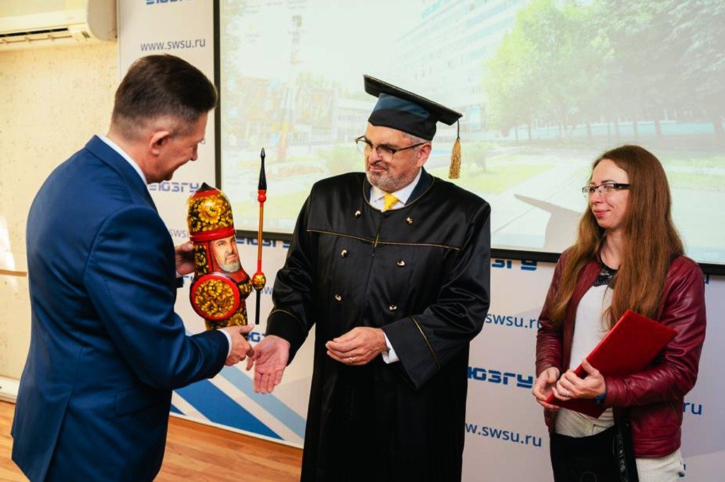 #OrgulloUTE I Nuestro rector, Ricardo Hidalgo Ottolenghi, se convirtió en 𝗱𝗼𝗰𝘁𝗼𝗿 𝗵𝗼𝗻𝗼𝗿𝗶𝘀 𝗰𝗮𝘂𝘀𝗮 de la 𝗨𝗻𝗶𝘃𝗲𝗿𝘀𝗶𝗱𝗮𝗱 𝗘𝘀𝘁𝗮𝘁𝗮𝗹 del 𝗦𝘂𝗿𝗼𝗲𝘀𝘁𝗲 de 𝗥𝘂𝘀𝗶𝗮.
🟢Para la #FamiliaUTE es un gran orgullo esta  distinción.
🔵bitly.ws/W3Ay