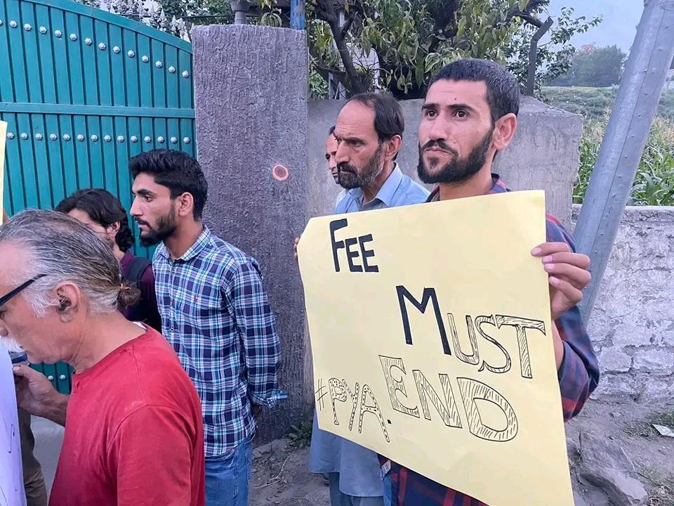 ComradeWaheed0's tweet photo. فیسوں میں اضافے کے نوٹیفکیشن کو واپس لیا جائے
 بصورت دیگر انتظامیہ کی طرف سے مسلط کردہ طلبہ دشمن فیصلے کے خلاف بھرپور مذاحمت کی جائے گی 

#FeeMustEnd https://t.co/BZ4Q1ici9D