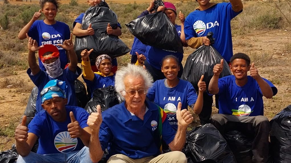 DA_NCape's tweet photo. 🧢Together we can create a better environment and build a better future.

🧹The DA did a clean-up in Loxton for Blue Friday.

🗳Join the mission to rescue South Africa and get help registering to vote at https://t.co/fNxdpDDGLO

#PowerToTheRegistered
#makingthencblue https://t.co/lIfBTMS3Jl
