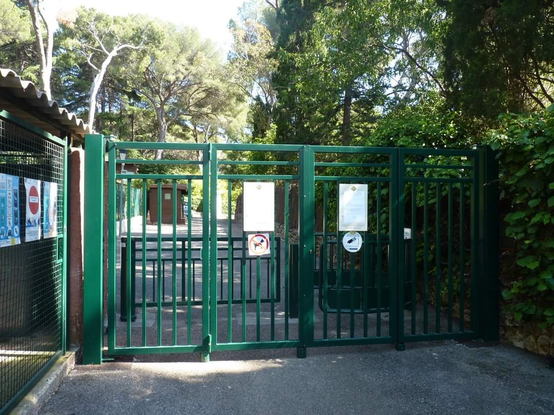 AsponaMentonRCM's tweet photo. ❌Domaine du #CapMartin toujours fermé
✅Dans une lettre ouverte, nous venons d'interpeller les 33 élus de @VilleRCM06190 à agir pour faire respecter les deux arrêtés municipaux sur les portails et faire usage des moyens appropriés pour rétablir l’accès piétonnier dans les allées https://t.co/PcUE3trK0Y
