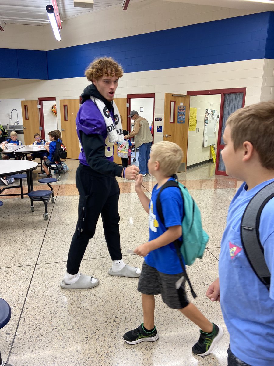 Garfield402's tweet photo. So much happening today at Garfield! Starting it off with Butler Grizzlies welcoming students to school https://t.co/IMQ4EvttE5