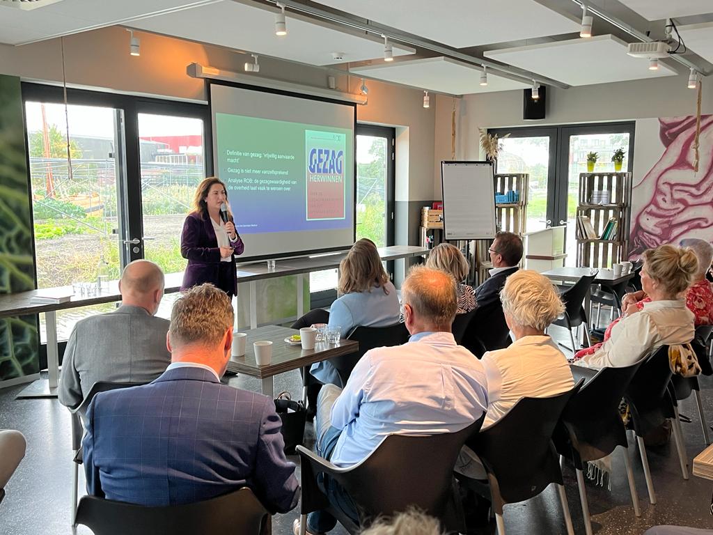 'Overheid, durf te normeren. En durf de waarde die je daaraan hecht ook te benoemen', aldus ROB-raadslid <a href="/Huri_Sahin/">Huri Sahin</a> vandaag bij haar toelichting op het ROB-advies Gezag Herwinnen bij de <a href="/NGemeenten/">Noord-Hollandse gemeenten VNHG</a>.