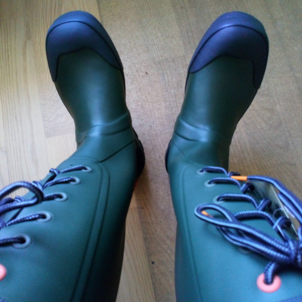krkgumowce's tweet photo. Norwegian rubber boots are quite stylish 🥵
#rubber #rubberboots #gummistiefel #gumowce #viking #slagbjorn https://t.co/Zy6AKyh3GV