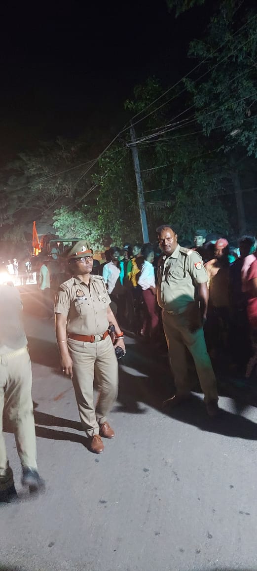 #BastiPolice प्रभारी निरीक्षक गौर मय पुलिस बल द्वारा थाना क्षेत्रांतर्गत भीड़-भाड़ वाले स्थानों/कस्बा/चौराहों आदि जगहों पर पैदल गस्त कर आमजन से संवाद स्थापित कर, गणेश प्रतिमाओं का विसर्जन सकुशल कराया जा रहा है |