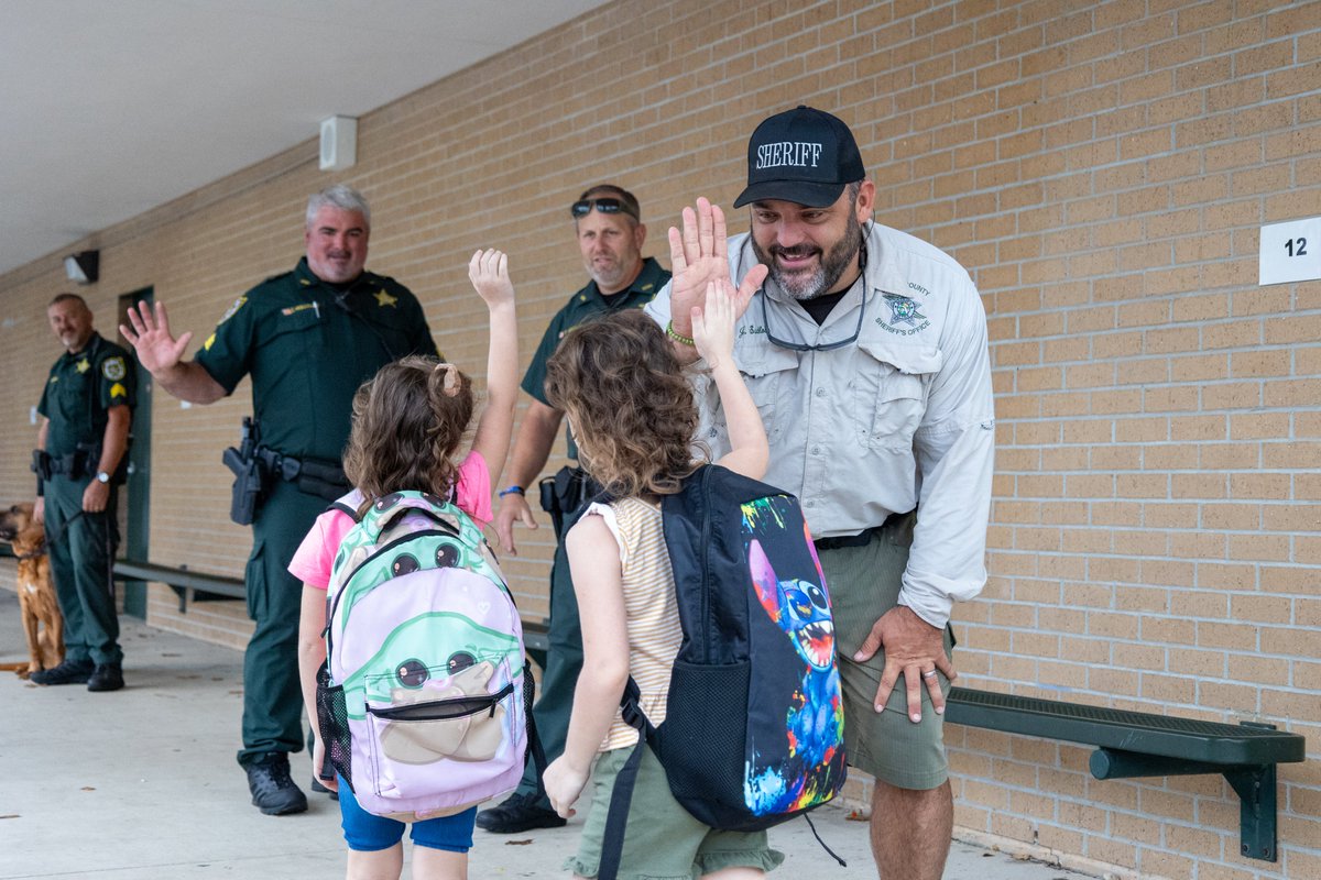 SheriffCitrus's tweet photo. Our deputies had a great time this morning at Lecanto Primary School for High-Five Friday!
#CCSOConnecting #HighFiveFriday
1726 https://t.co/DMzFOzHfJK