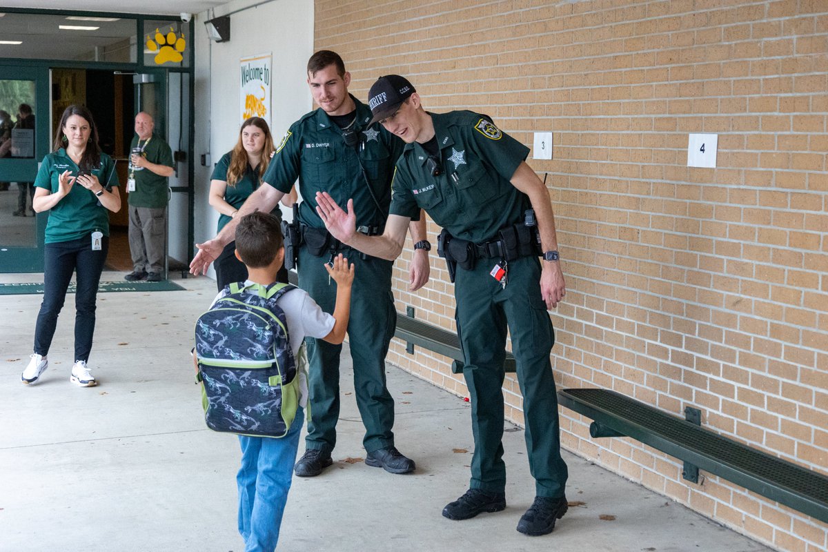 SheriffCitrus's tweet photo. Our deputies had a great time this morning at Lecanto Primary School for High-Five Friday!
#CCSOConnecting #HighFiveFriday
1726 https://t.co/DMzFOzHfJK