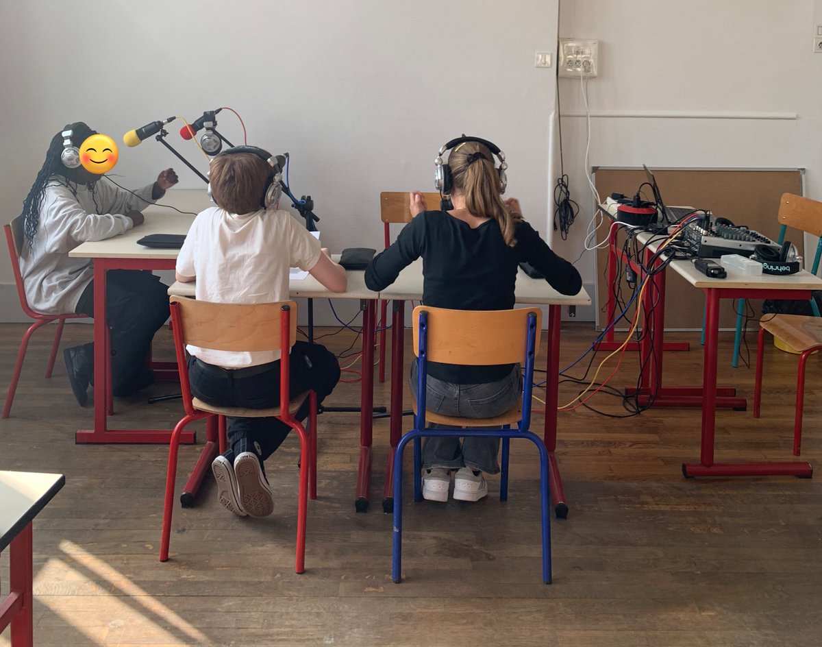 CamilleLambin04's tweet image. Enregistrement en cours 🎧… c’est la naissance d’un nouveau #podcast 🤩 1 épisode chaque mois sur tous les thèmes de la classe de 4e ! Le premier : « trajectoires d’esclaves au XVIIIe et XIXe siècle » by les 4eE du collège Pierre Alviset Paris5  @Academie_Paris #webradio #teamhg