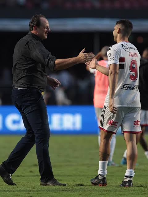 🎙️ Jonathan Calleri à TNT Sports: "Acho que não vou conhecer um cara mais ganhador do que o Rogério. Eu gostava muito dos treinamentos e do jeito que ele tinha de levar e olhar o jogo. Ele tem uma parte importante porque ele trouxe os jogadores que hoje são os campeões, Rato,