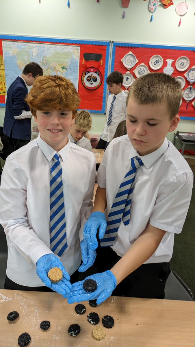 S3 Mandarin made traditional mooncakes with an oreo twist to celebrate the Mid Autumn Festival!
 中秋快乐!  🥮🇨🇳