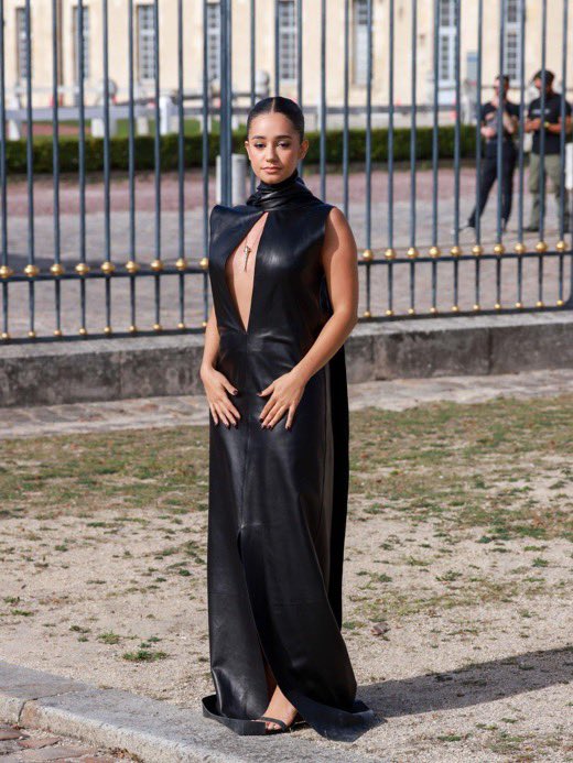 lenactue's tweet photo. Lena Situations au défilé Givenchy #FashionWeek2023 ! https://t.co/uGmIxblWAW
