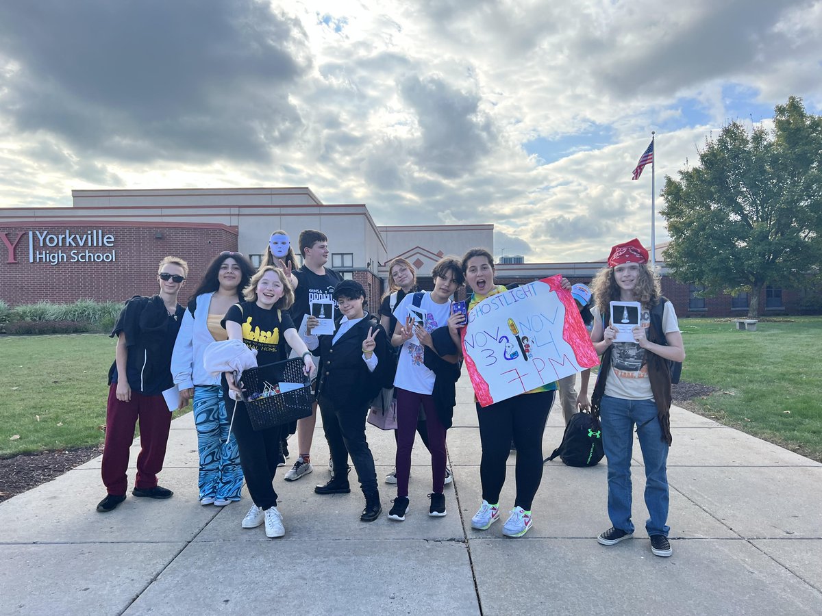 YHSCommArts's tweet photo. A few September highlights in the Communication Arts Division: an author visited Creative Writing classes, the fall play cast walked in the homecoming parade, and celebrations of Hispanic Heritage Month have begun. https://t.co/2v0D8dZU7a