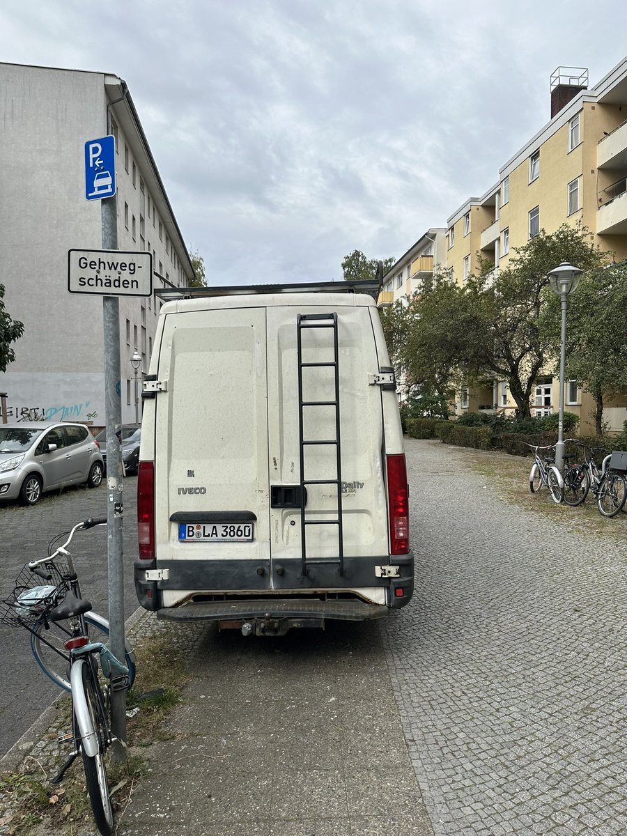 „Gehwegschäden“. Hmm, woran könnte das wohl liegen. 🤨