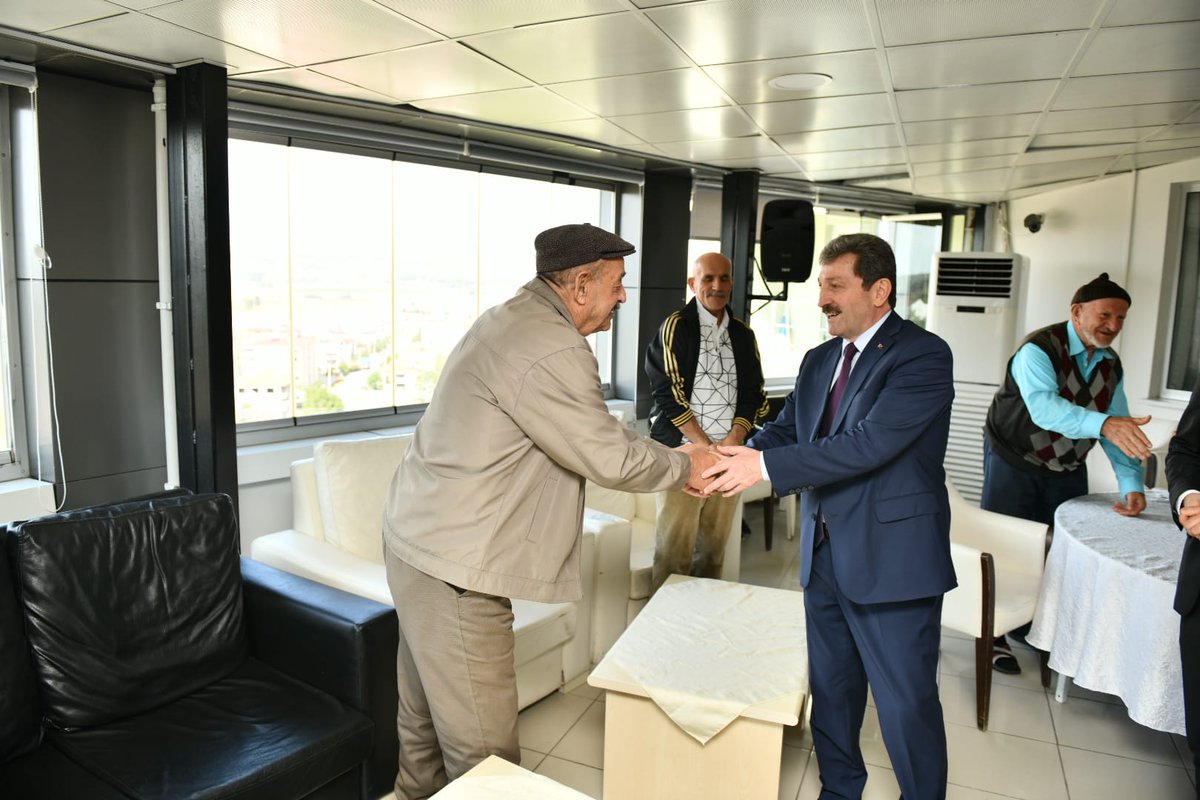 TCSamsunValilik's tweet photo. Ladik Kaymakamı Ahmet Raşit Orhan, Ladik Belediye Başkanı Adnan Topal ve Aile ve Sosyal Hizmetler İl Müdürü Tekin Balcı ile birlikte Ladik Kemal Kaplan Huzurevi'ni ziyaret ederek kıymetli büyüklerimizle bir araya gelen Valimiz Sayın Orhan Tavlı, https://t.co/m2XE8PrVG5