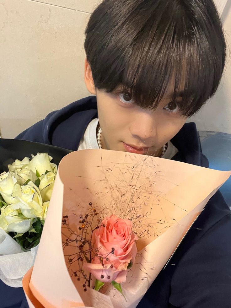 tag_20930's tweet photo. happy birthday ayang 🥰 https://t.co/VtqNUGH6CX