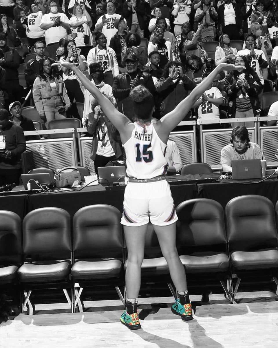 SR3BucketKing's tweet photo. Mi Familia 😤  @SBWashingtonHS #ReynoldsFam #BleedGreen https://t.co/Z34xoS9u6v