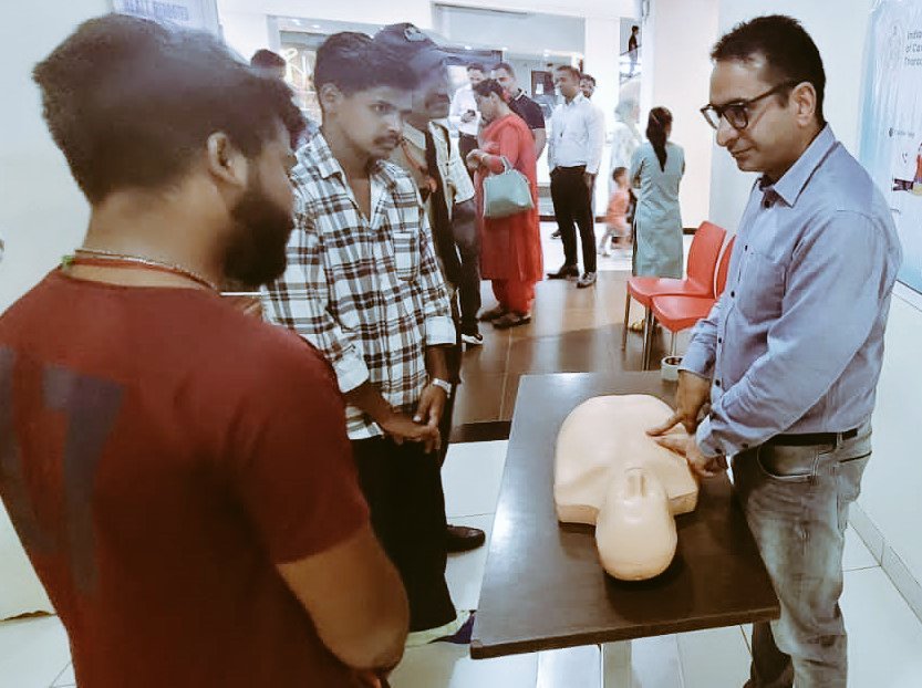 parvezmohiuddin's tweet photo. On the Occasion of World Heart Day, we organized a public awareness program on Cardiopulmonary Resuscitation (CPR) in Jammu

#WorldHeartDay2023

@AiimsJammu @trauma_india @traumadoctors @MoHFW_INDIA
@Asiritrauma1 @Traffic_hqrs @JmuKmrPolice @docbagaria https://t.co/FTsnTxB14W