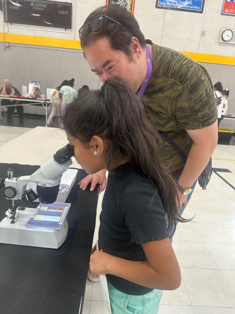 LisaLisalew's tweet photo. Families enjoying Family Science Night @sheldoninnovate! #SheldonPRIDE https://t.co/4U2Nmnyne7