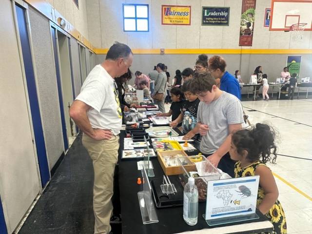LisaLisalew's tweet photo. Families enjoying Family Science Night @sheldoninnovate! #SheldonPRIDE https://t.co/4U2Nmnyne7