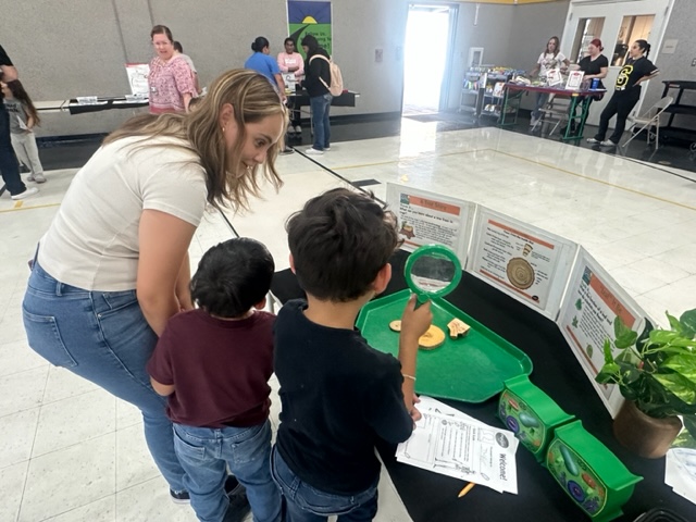 LisaLisalew's tweet photo. Families enjoying Family Science Night @sheldoninnovate! #SheldonPRIDE https://t.co/4U2Nmnyne7