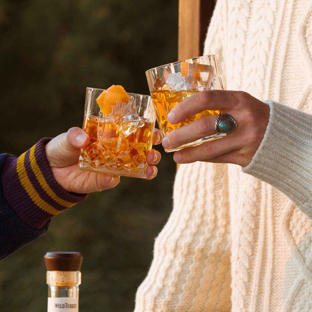 Who's sharing a whiskey this weekend? 
 
Tell us what cork you're popping👇🥃🦃
 
#WildTurkey #whiskeyweekend #corkpop
 
Please enjoy responsibly.