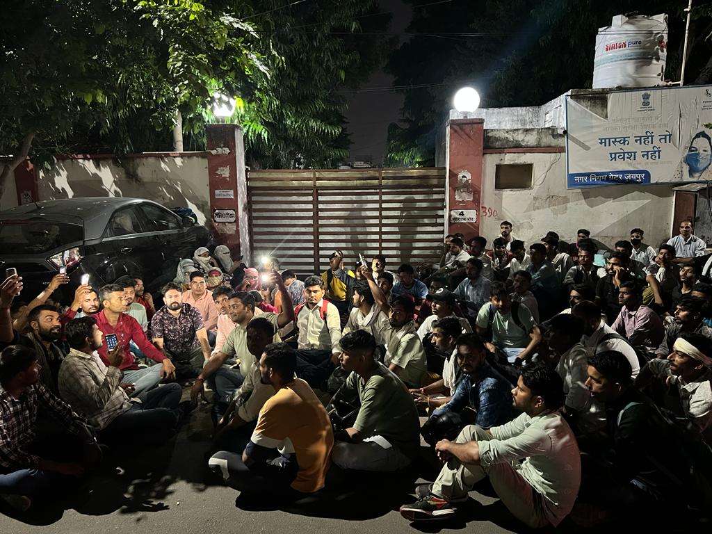 TheUpenYadav's tweet photo. फायरमैन में भर्ती में चयनित अभ्यर्थियों की नियुक्ति आदेश का अनुमोदन माननीय यूडीएच मंत्री शांति धारीवाल जी ने कर दिया है 
और कल सुबह फाइल डीएलबी चली जाएगी l
और कल चयनित अभ्यर्थियों को नियुक्ति आदेश जारी हो जाएंगे l
 कल 10 बजे एक बार फिर चयनित अभ्यर्थियों के साथ निदेशक जी से तत्काल नियुक्ती आदेश जारी करवाने के लिए मुलाकात करूंगा l
युवाओं की पीड़ा समझने के लिए मंत्री जी का बहुत-बहुत धन्यवाद एवं आभार l
@RajCMO
@RajGovOfficial