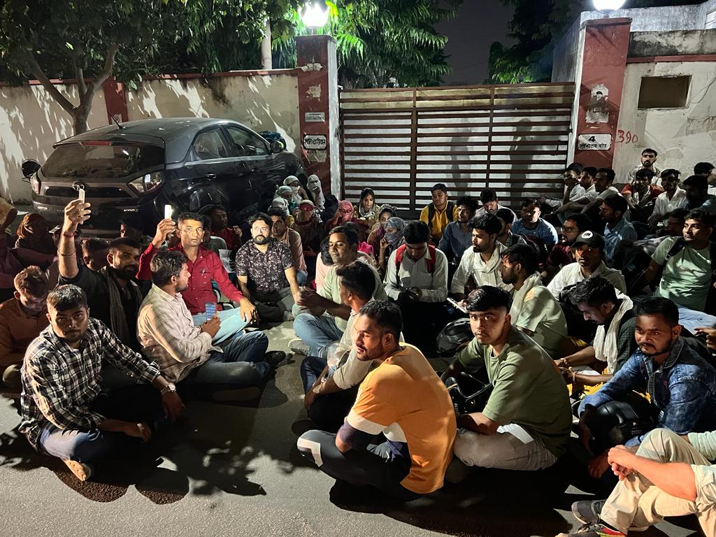 TheUpenYadav's tweet photo. फायरमैन में भर्ती में चयनित अभ्यर्थियों की नियुक्ति आदेश का अनुमोदन माननीय यूडीएच मंत्री शांति धारीवाल जी ने कर दिया है 
और कल सुबह फाइल डीएलबी चली जाएगी l
और कल चयनित अभ्यर्थियों को नियुक्ति आदेश जारी हो जाएंगे l
 कल 10 बजे एक बार फिर चयनित अभ्यर्थियों के साथ निदेशक जी से तत्काल नियुक्ती आदेश जारी करवाने के लिए मुलाकात करूंगा l
युवाओं की पीड़ा समझने के लिए मंत्री जी का बहुत-बहुत धन्यवाद एवं आभार l
@RajCMO
@RajGovOfficial