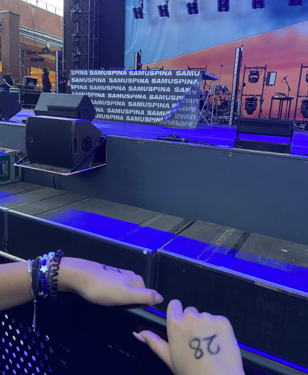 rt for barricade at the next concert🍀🕯️
