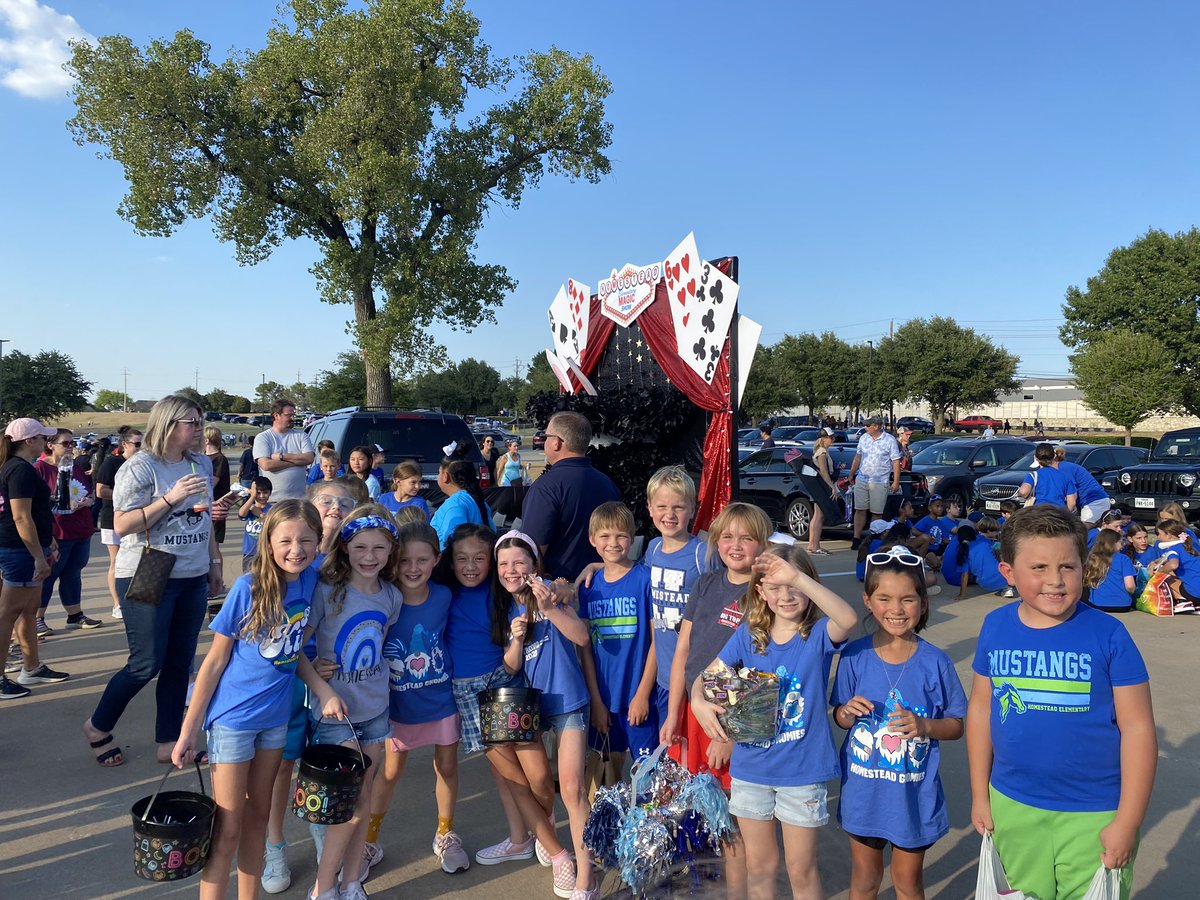 ganttb2015's tweet photo. Hebron Homecoming Parade with 3rd grade Student Council!! We had so much fun supporting our high school!! 💙🖤 @HomesteadES @Homestead_PTA @Hebron_HS @HebronHS_StuCo @LewisvilleISD https://t.co/PQCt1GGxAO