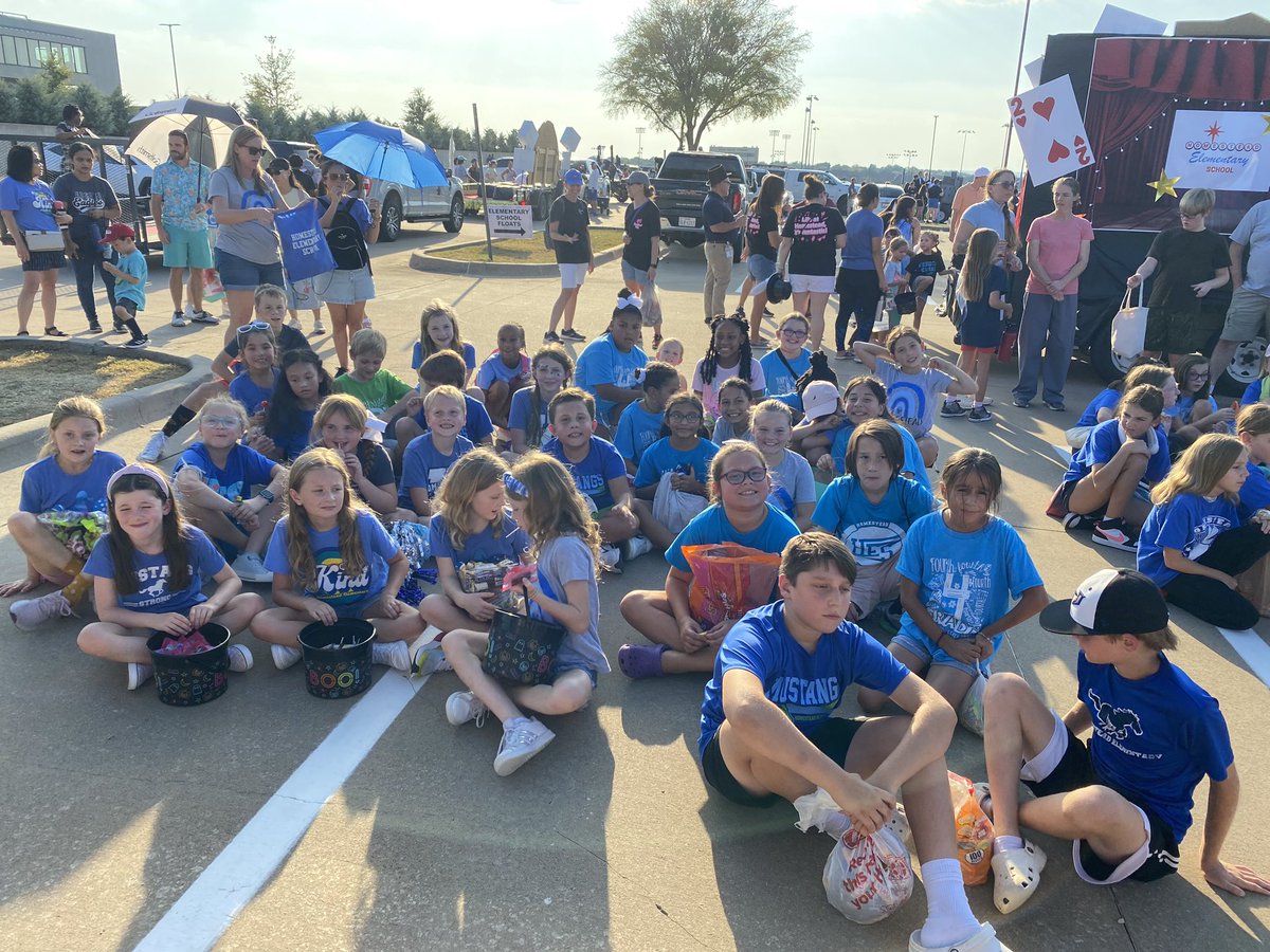 ganttb2015's tweet photo. Hebron Homecoming Parade with 3rd grade Student Council!! We had so much fun supporting our high school!! 💙🖤 @HomesteadES @Homestead_PTA @Hebron_HS @HebronHS_StuCo @LewisvilleISD https://t.co/PQCt1GGxAO