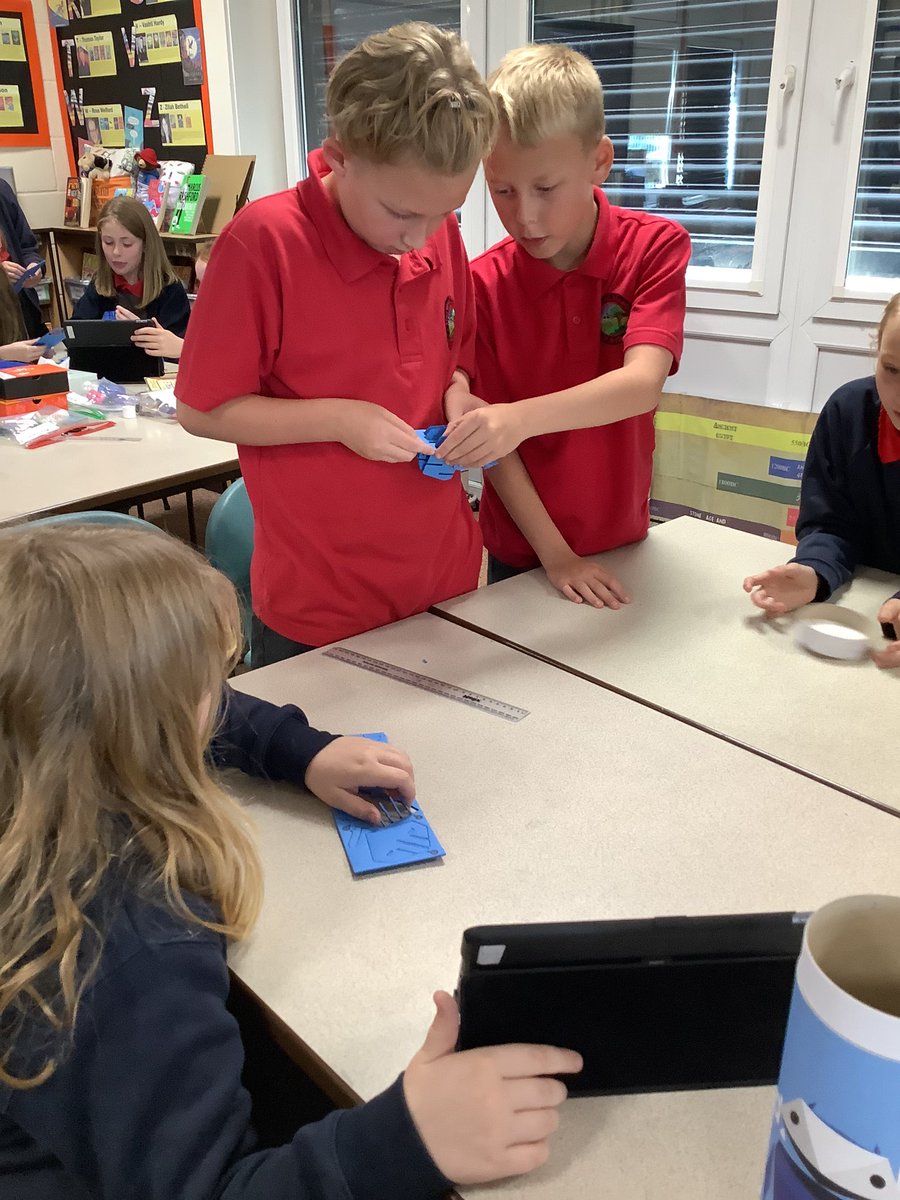 We’ve had a fantastic afternoon in Year 6 being Internet Legends, completing the Internet safety quiz and working in teams to build our robots. Thanks to <a href="/BoltonSICT/">Bolton Schools ICT</a> for the kits 🙂