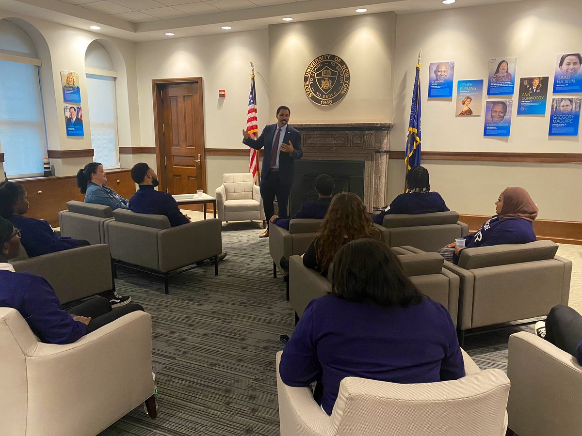 SUNYChancellor's tweet photo. Meeting the 22 students that make up the 2023/2024 @SUNY_EOP Ambassador cohort was a pleasure! Full of leaders, advocates, and changemakers, I can't wait to see what these driven students accomplish. https://t.co/7w4NtEwMLF